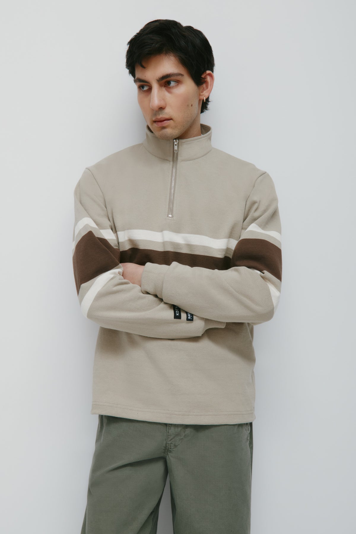 Model is 6’1” and is wearing a size M. 