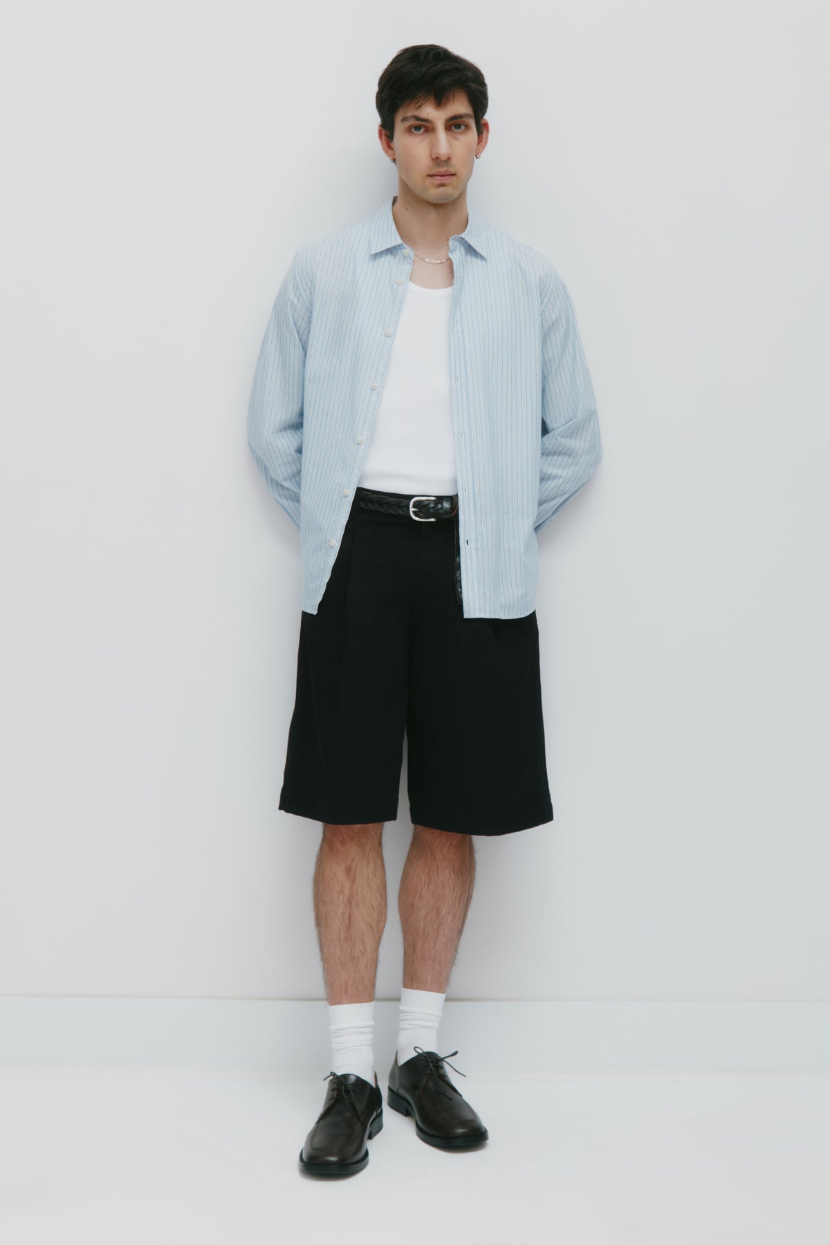 Model is 6’1” and is wearing a size 32.