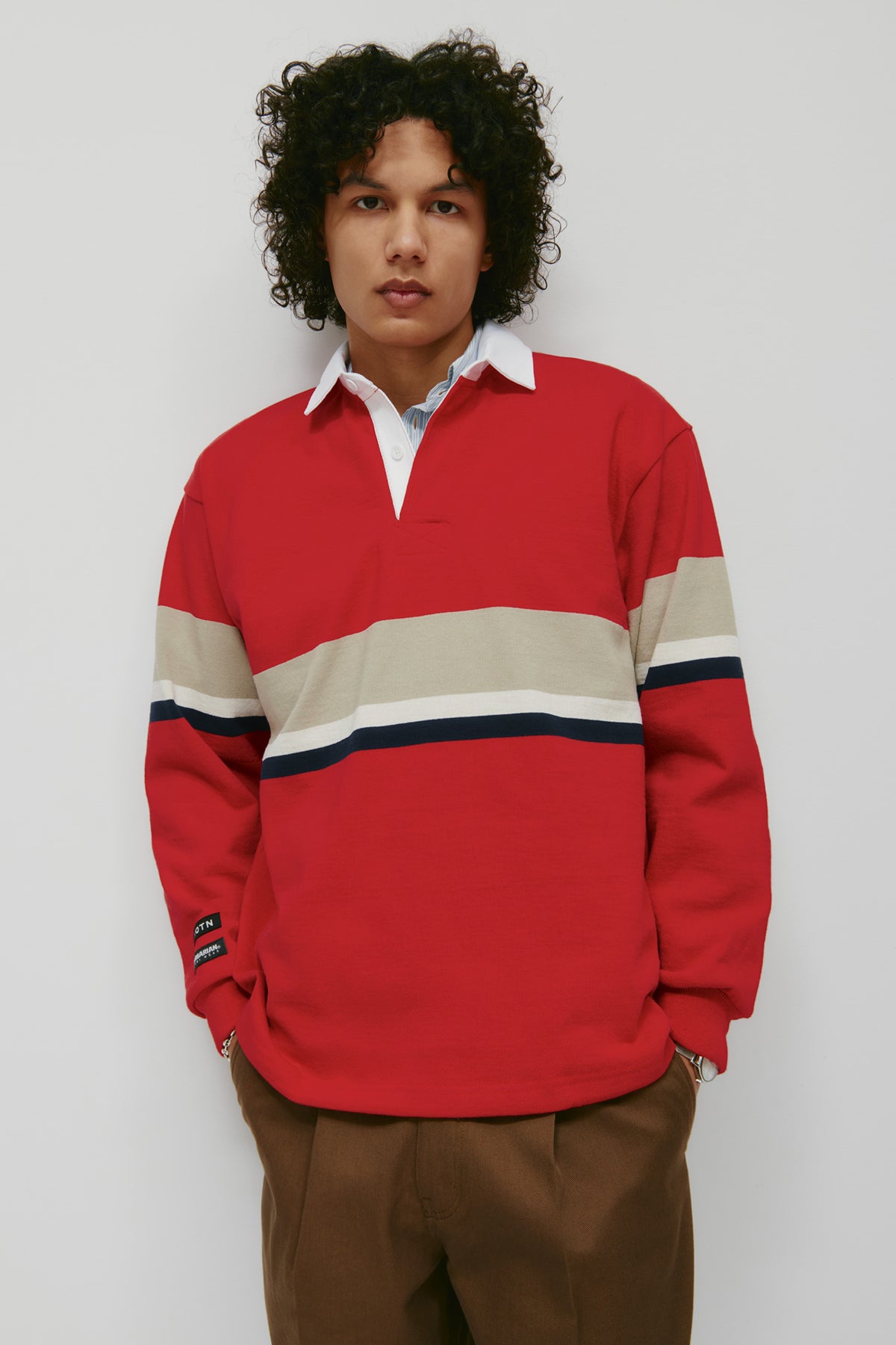 Model is 6’2” and is wearing a size M. 