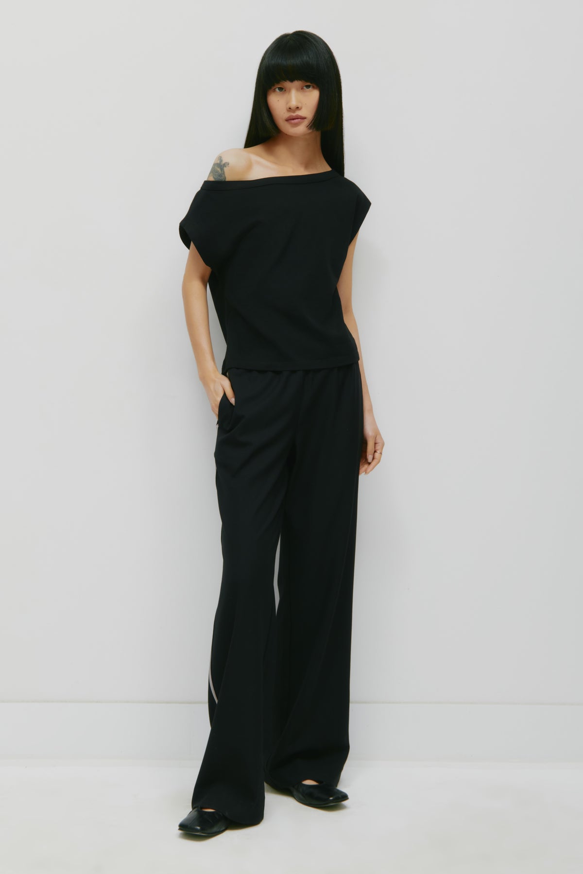 Tee-shirt à épaules dénudées pour femmes en noir