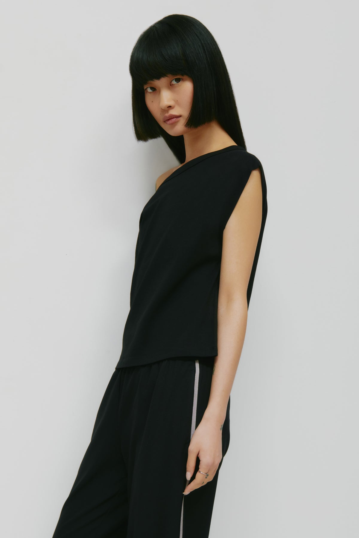 Tee-shirt à épaules dénudées pour femmes en noir