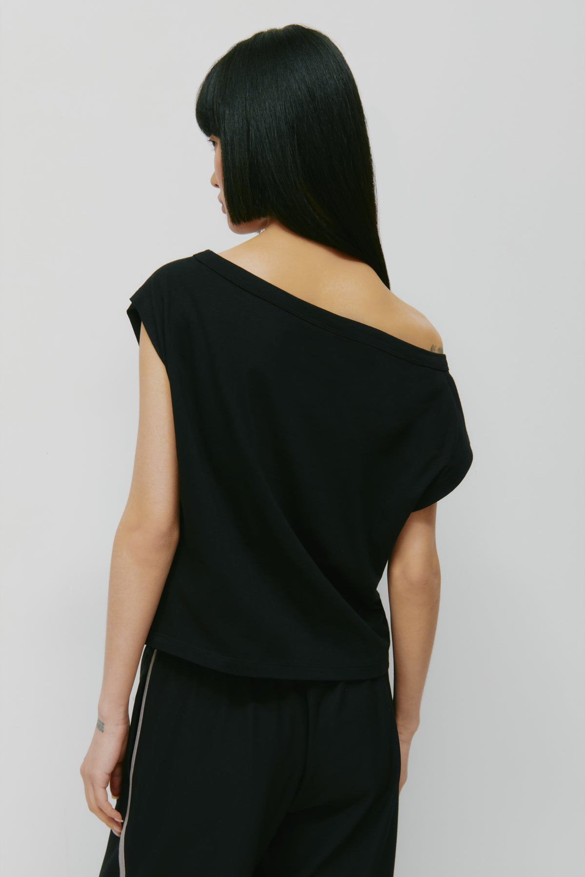 Tee-shirt à épaules dénudées pour femmes en noir