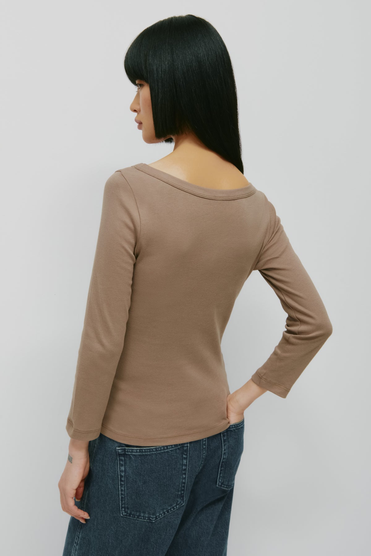 Haut à encolure bateau et manches 3/4 pour femme en taupe