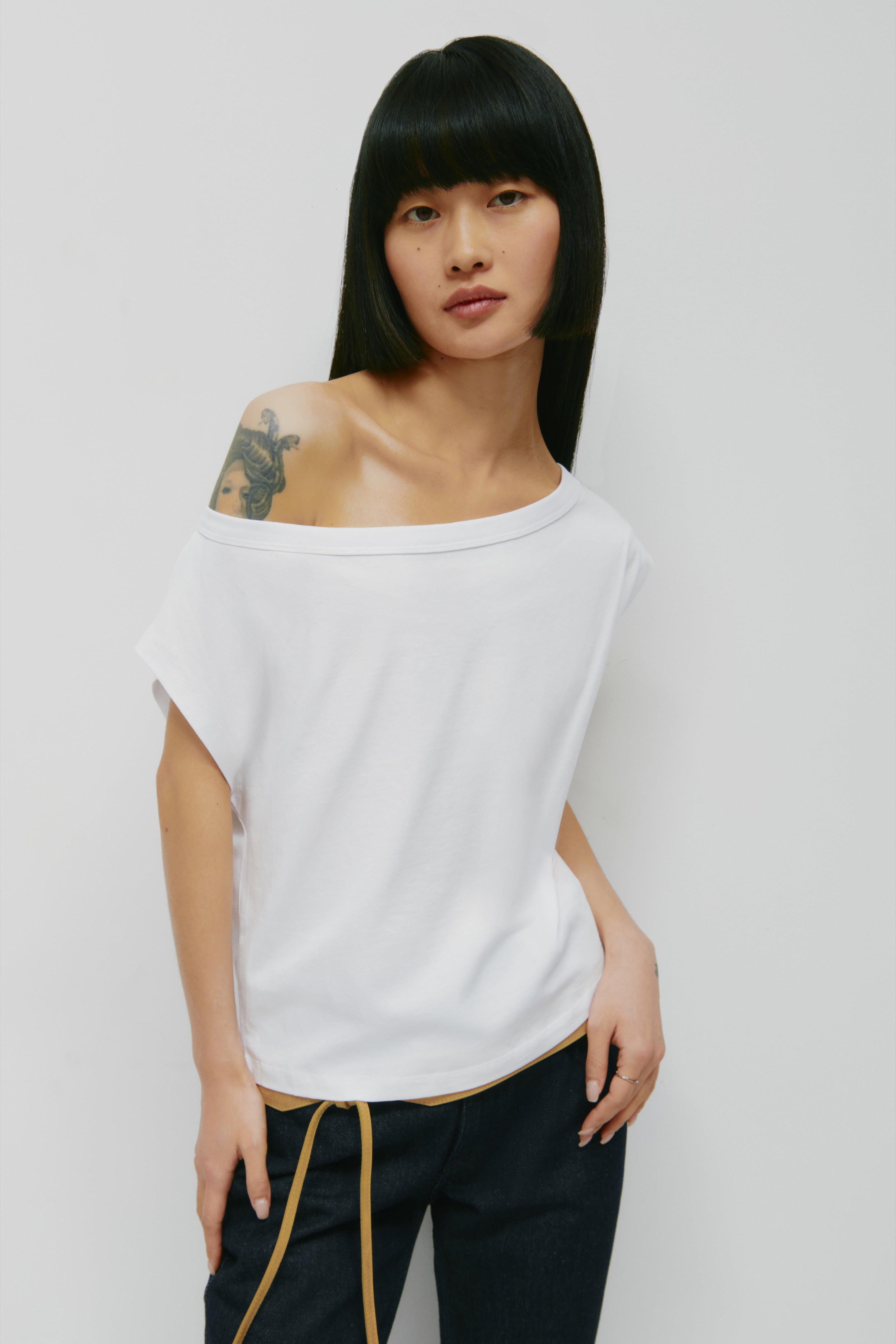 Tee-shirt à épaules dénudées pour femmes en blanc