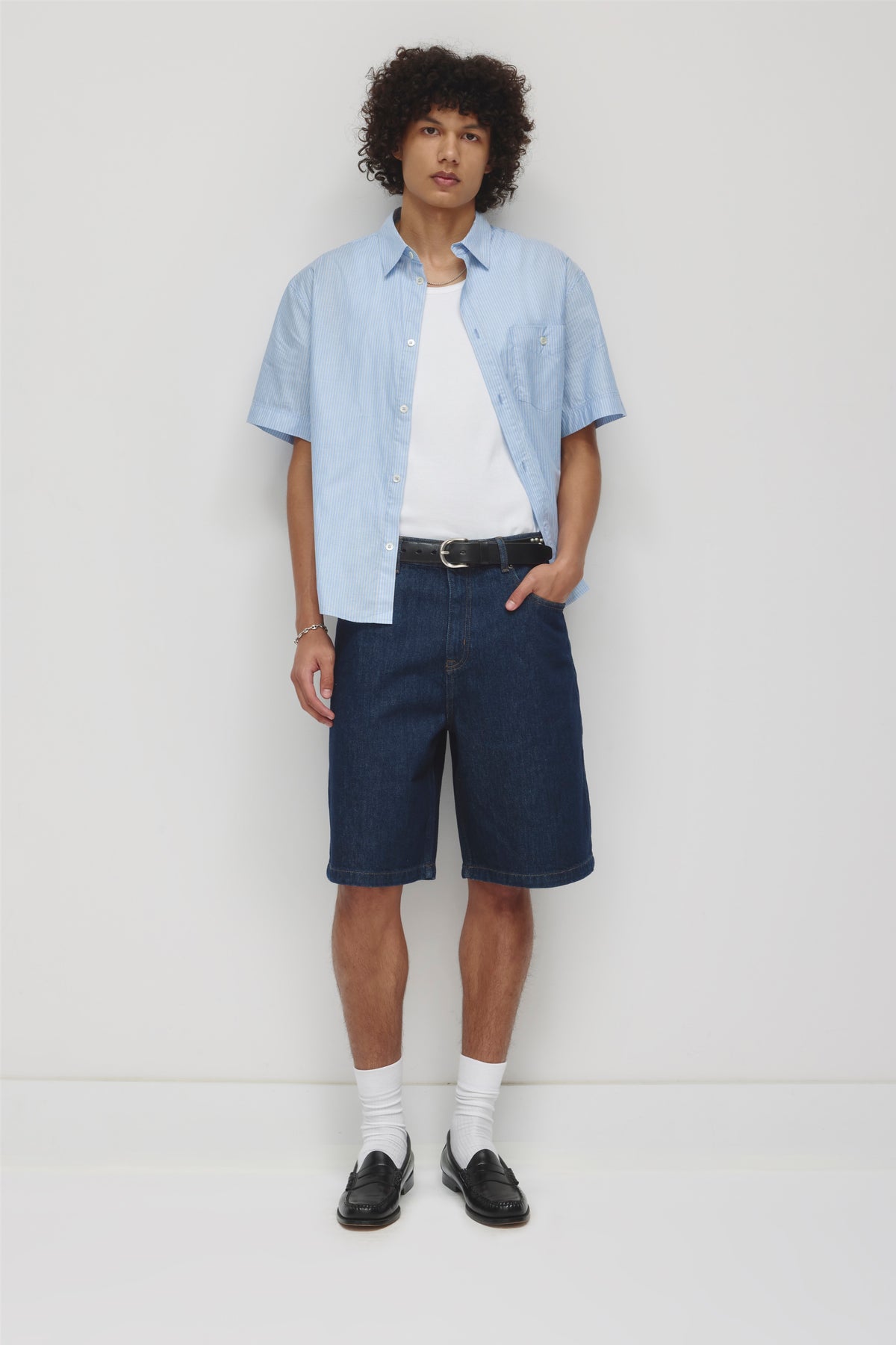 Model is 6'3.5" and is wearing a size 32.