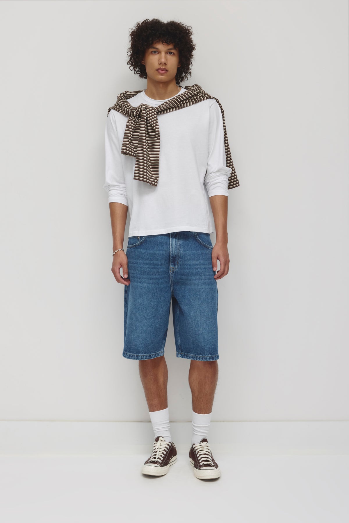 Model is 6'3.5" and is wearing a size 32.
