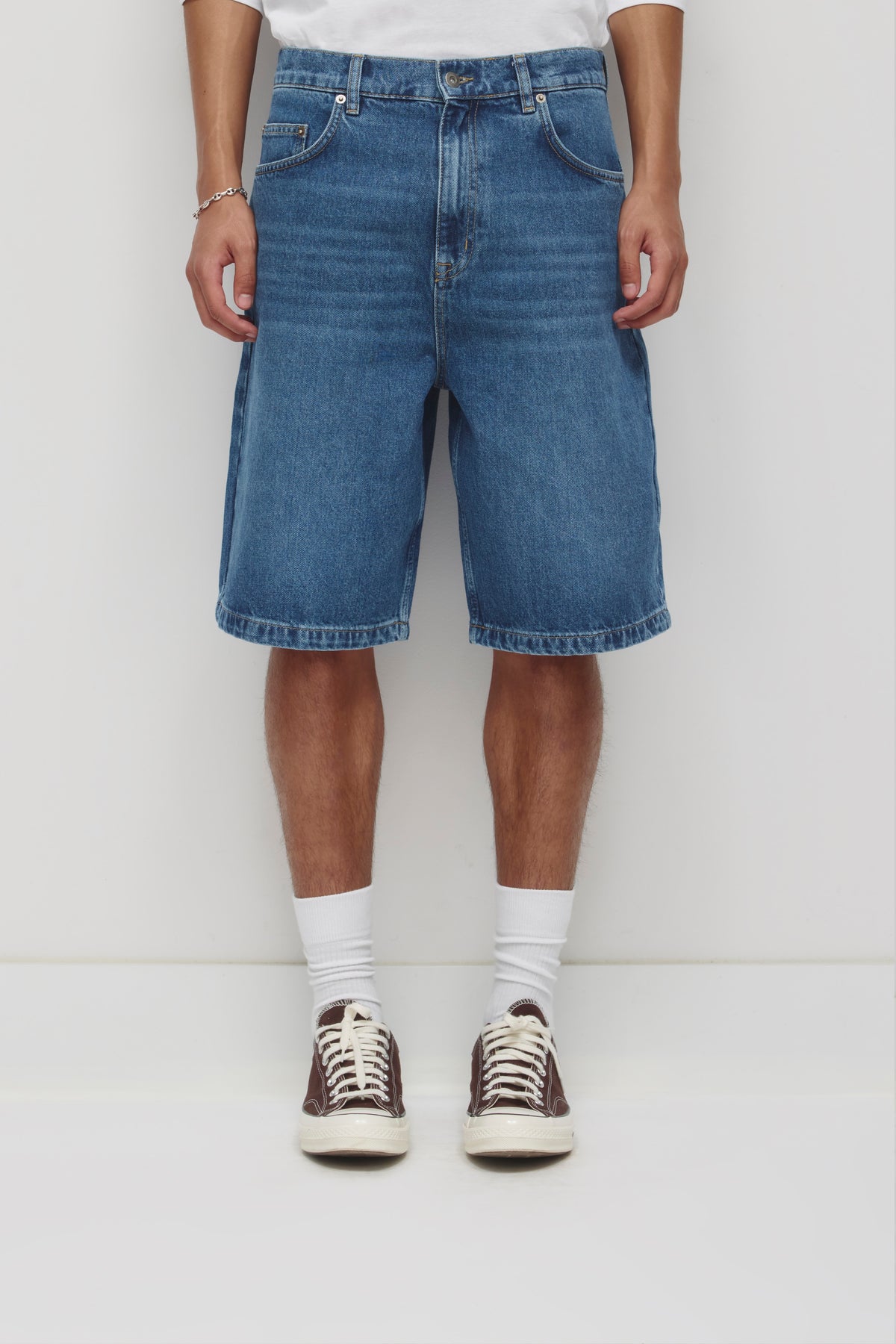 Unisex Antifit Denim Shorts in Medium Wash