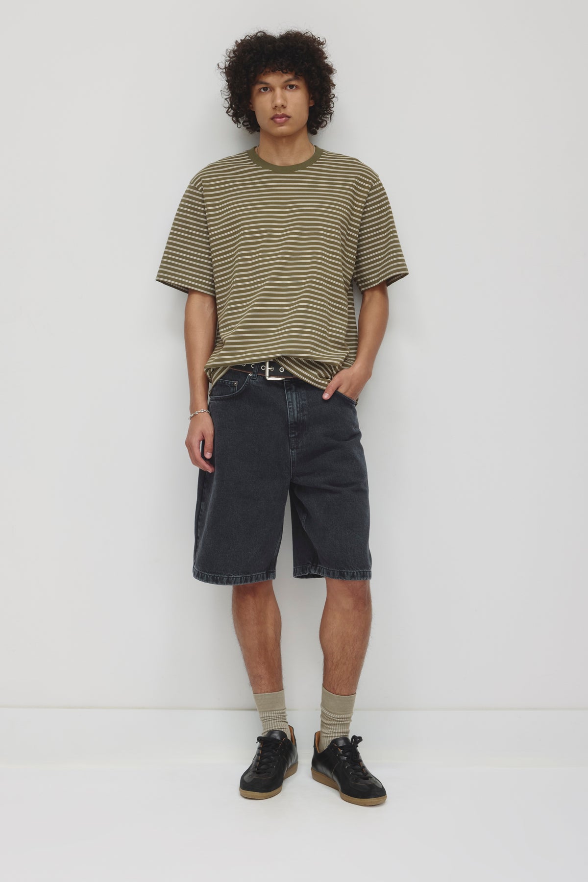 Model is 6'3.5" and is wearing a size 32.