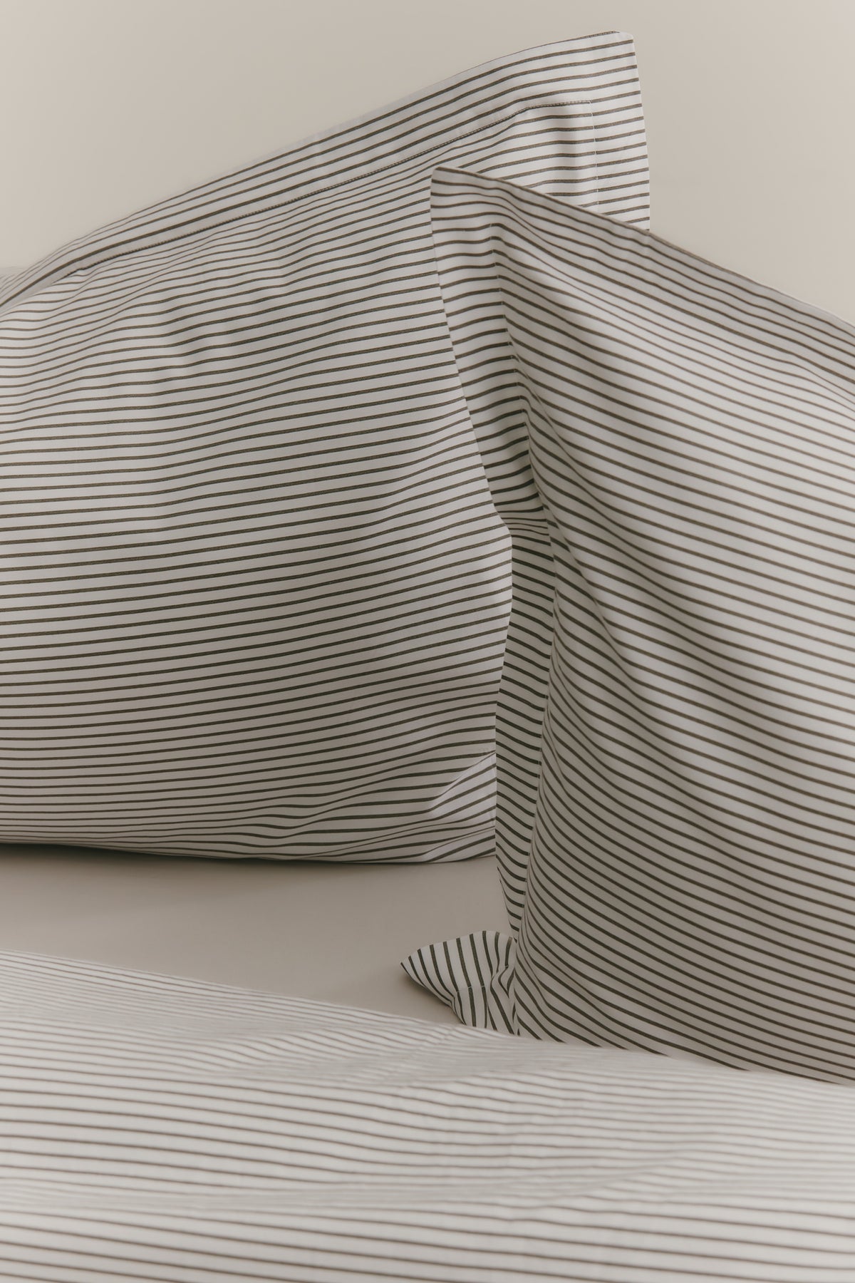 Housse de couette et taies décoratives en olive/Blanc Microstripe