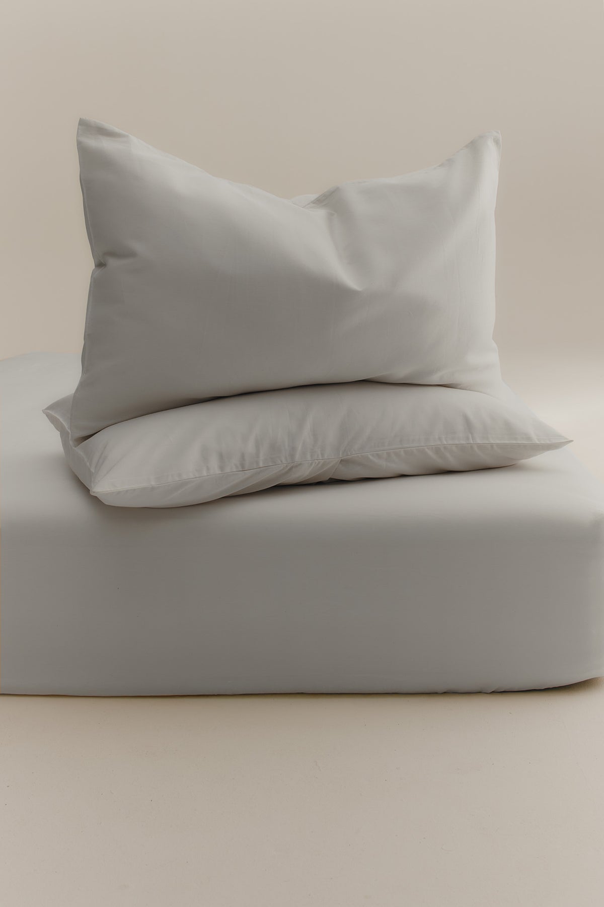 Ensemble drap-housse et taie d'oreiller en blanc