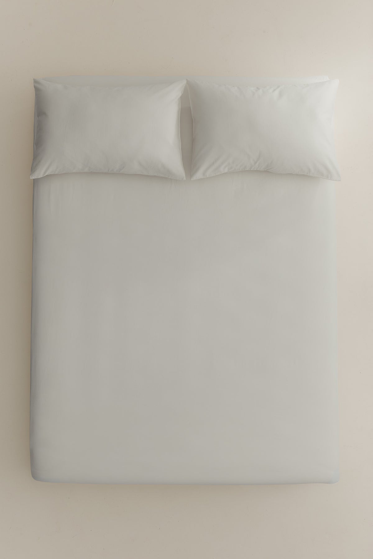 Ensemble drap-housse et taie d'oreiller en blanc