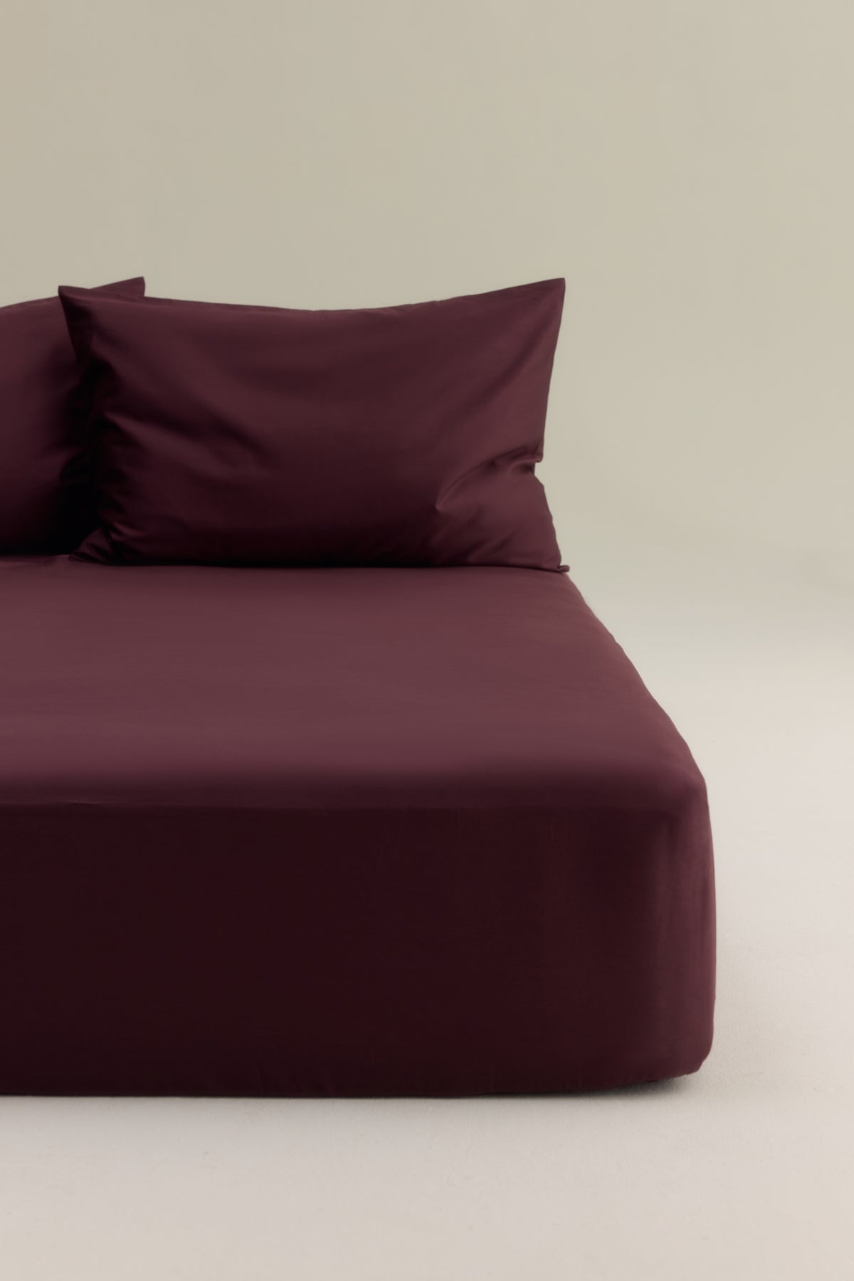 Ensemble drap-housse et taie d'oreiller en prune chocolat
