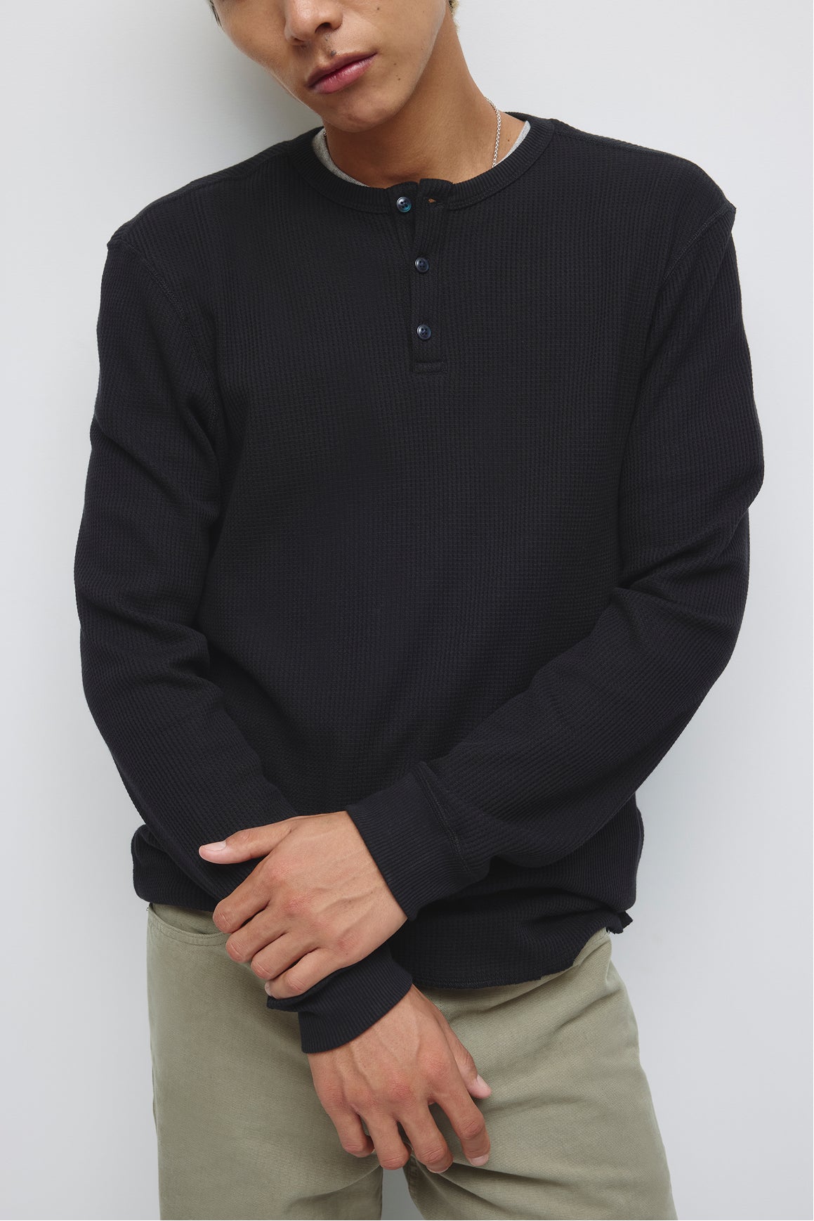 Le Atlas Waffle Henley pour homme en noir