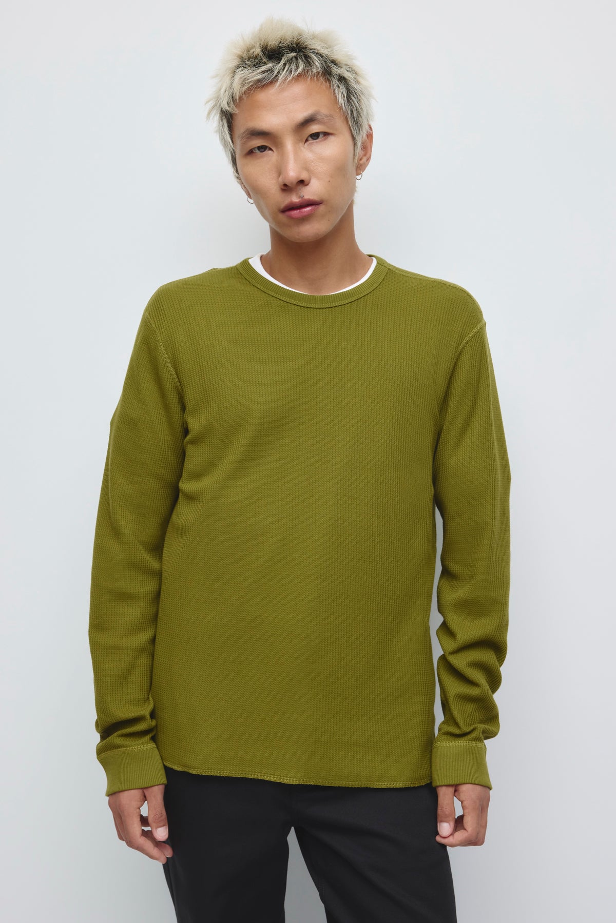 Model is 6’0” and is wearing a size M.
