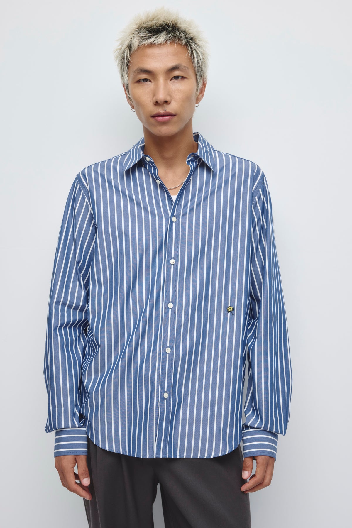 Model is 6’0” and is wearing a size M.