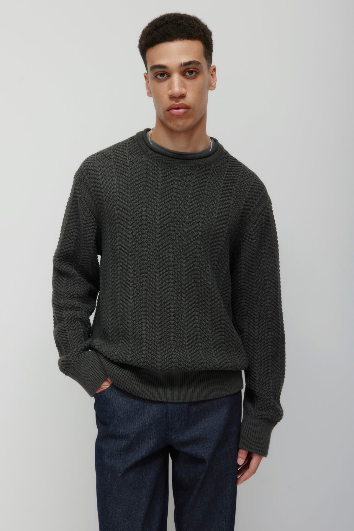 Model is 6'0.5' and is wearing a size L.