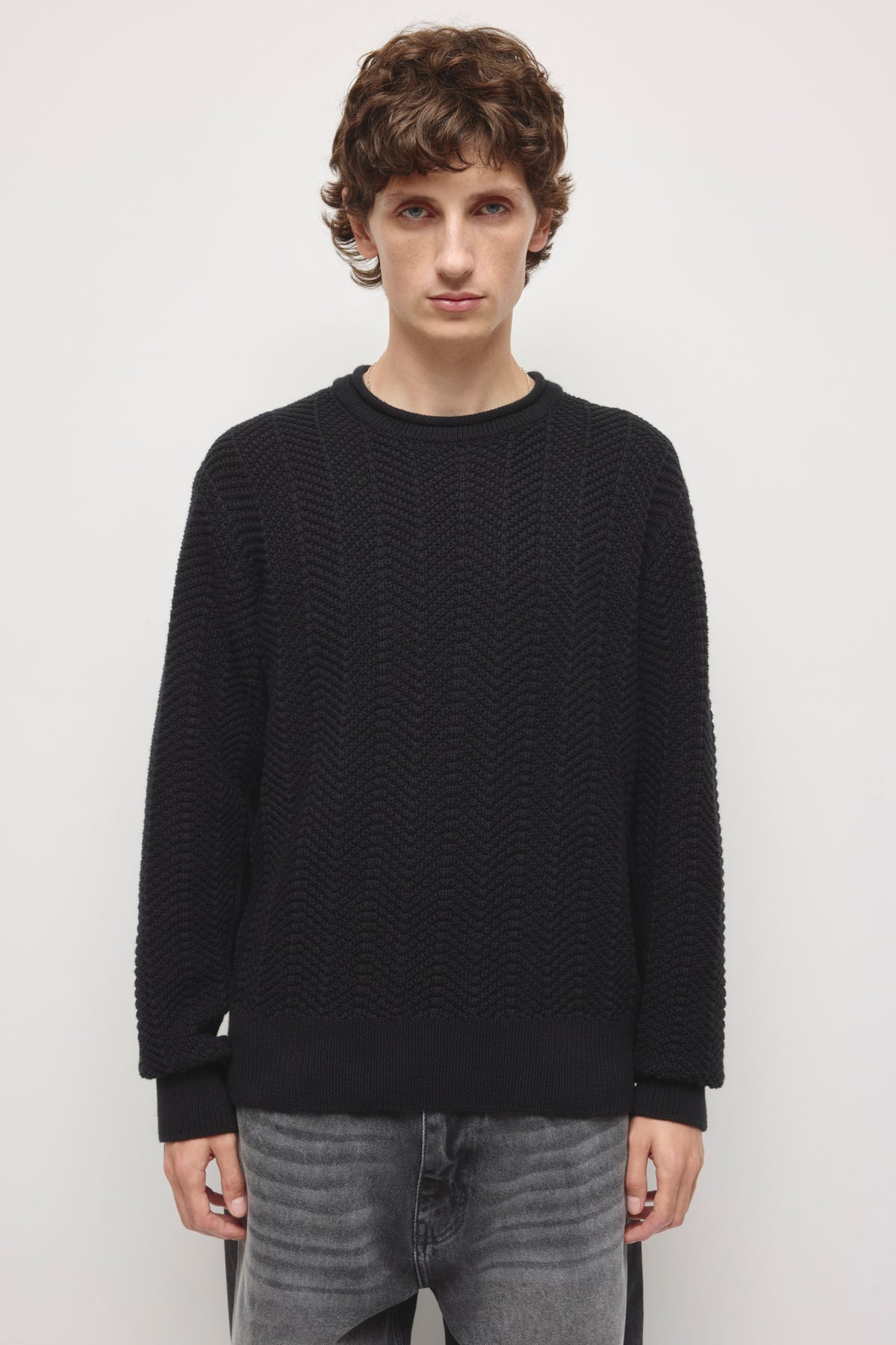 Model is 6’0” and is wearing a size M.