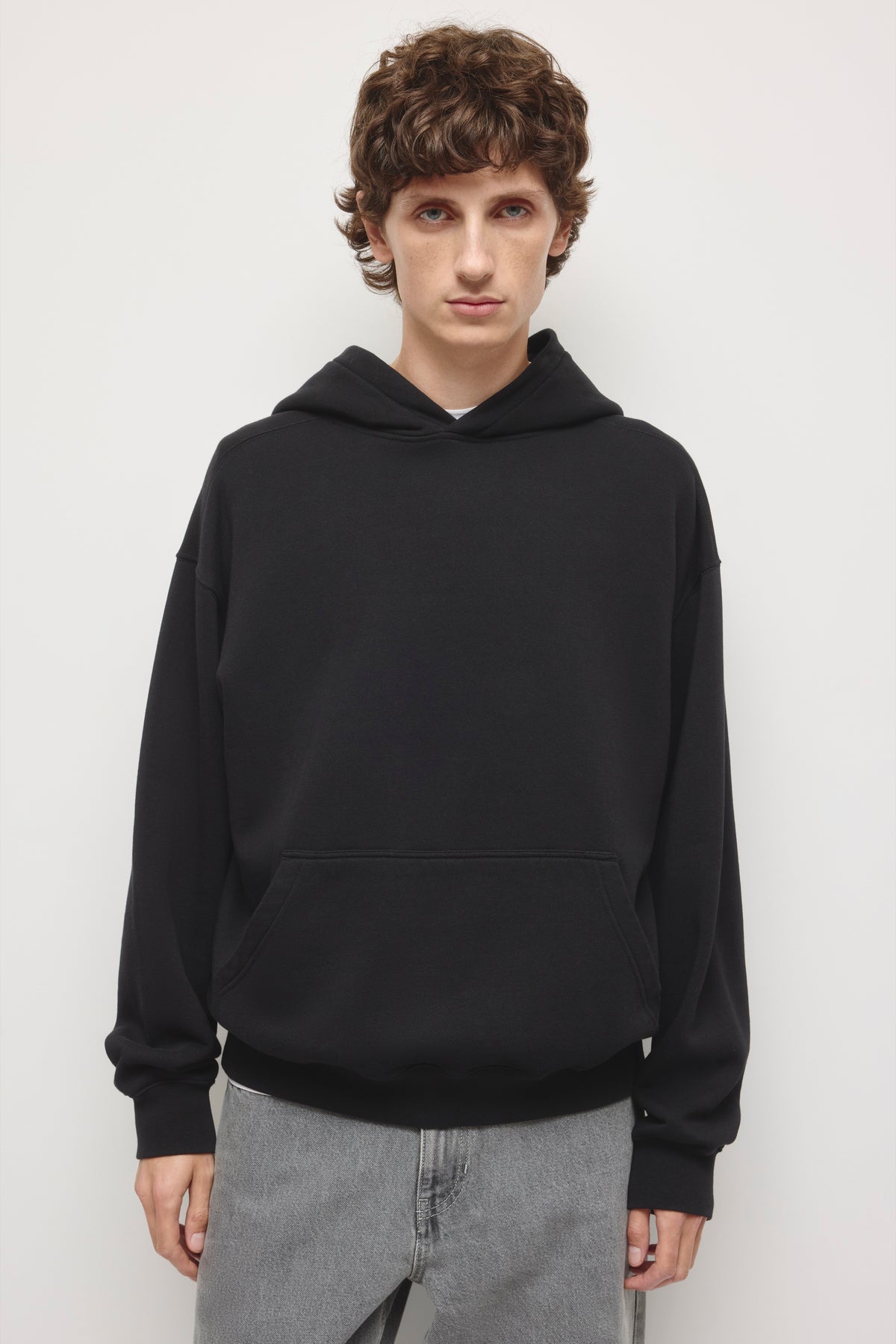 Model is 6’0” and is wearing a size M.