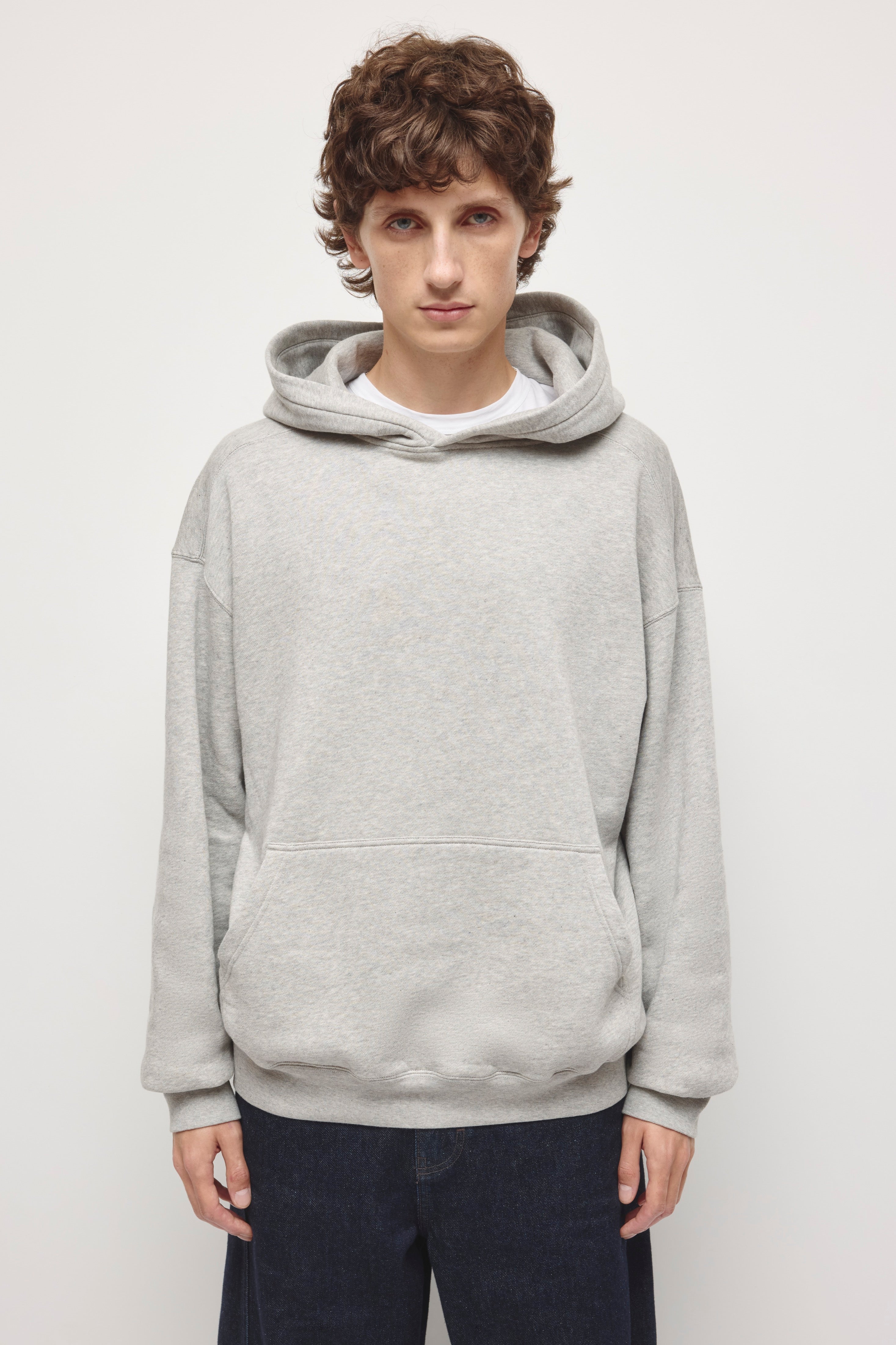 Sweat à capuche essentiel pour homme en gris chiné
