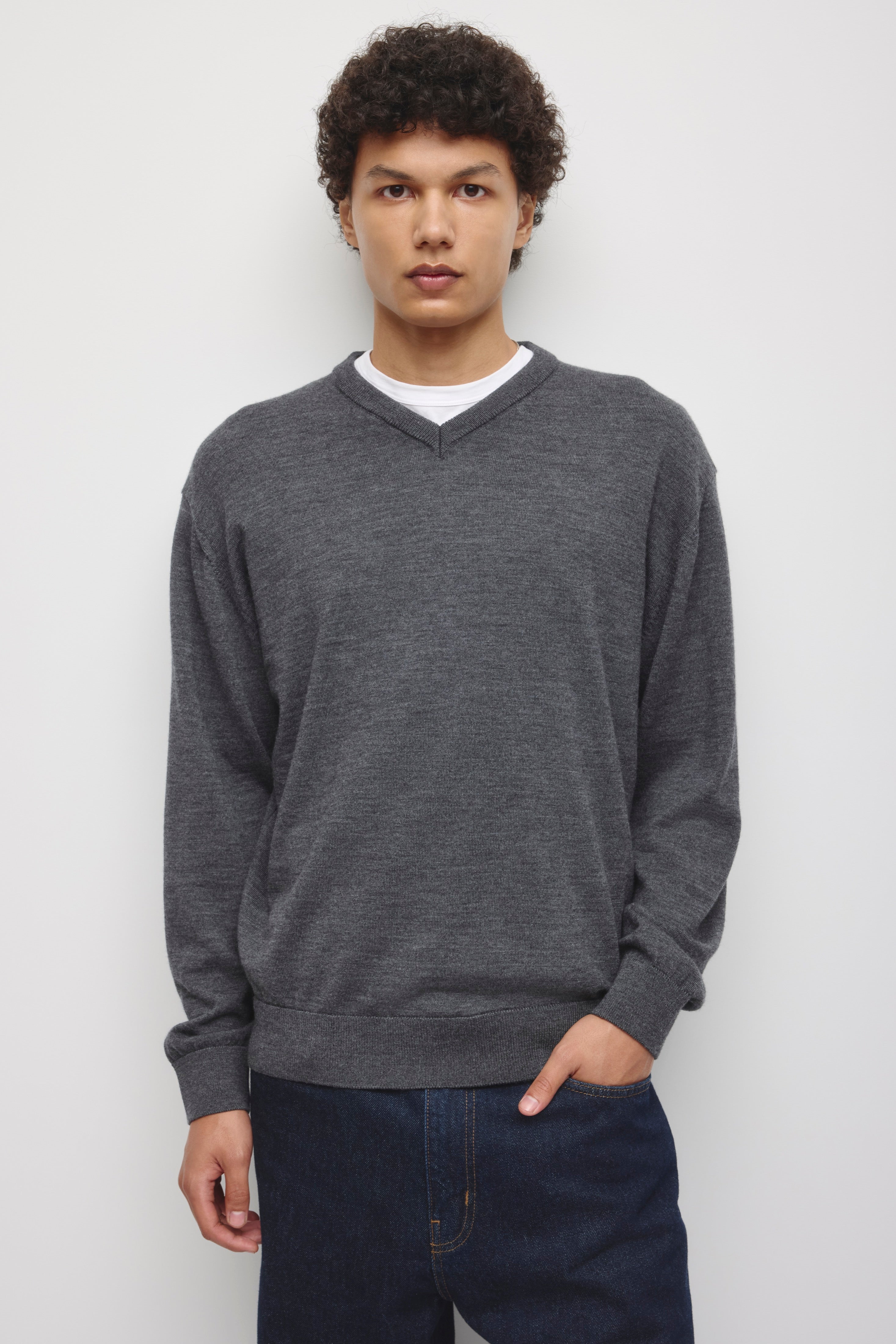 Pull Merino Fine à Col en V pour Homme en charcoal Melange