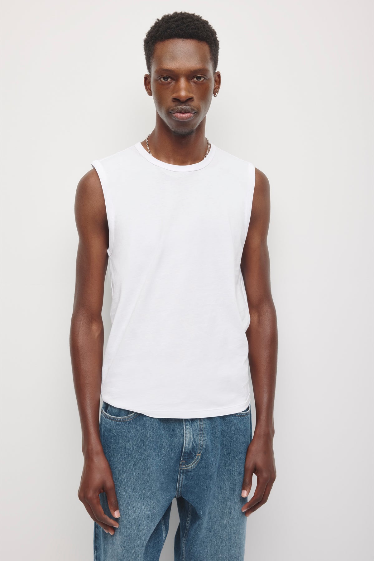 Model is 6'2 and is wearing size M.