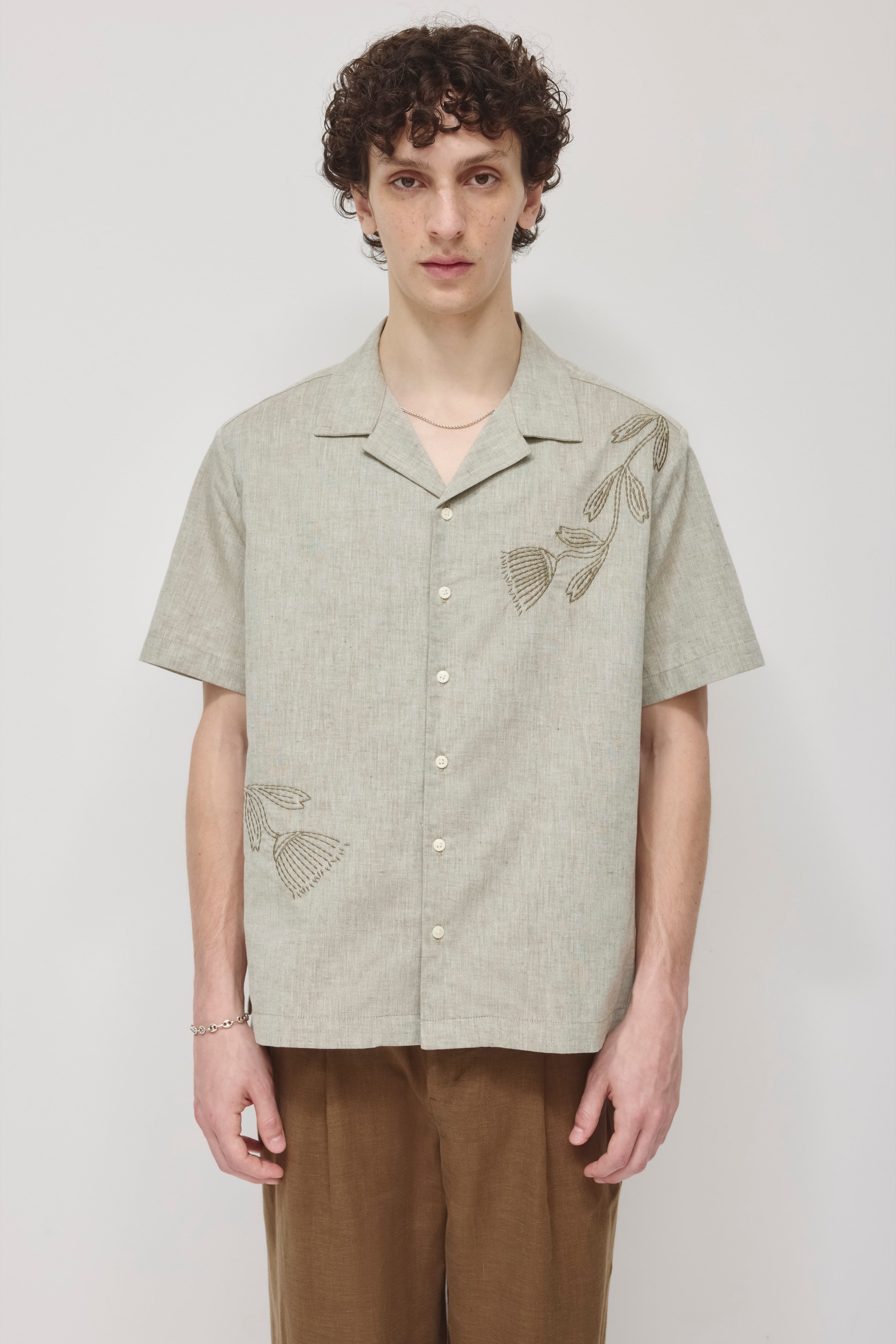 Chemise de camp en lin pour hommes en olive