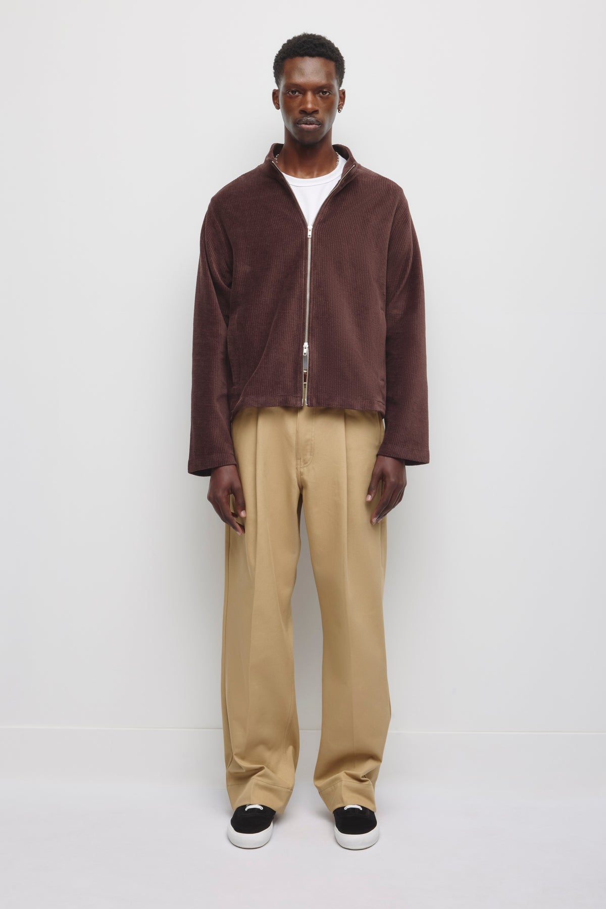 Model is 6’2” and is wearing a size 32.