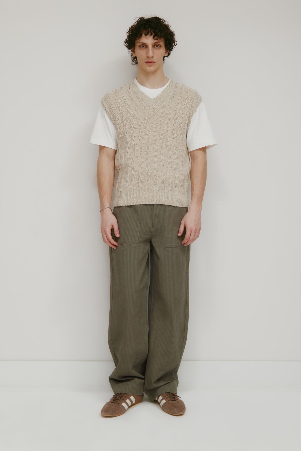 Model 6'0.5" and is wearing a size 32.