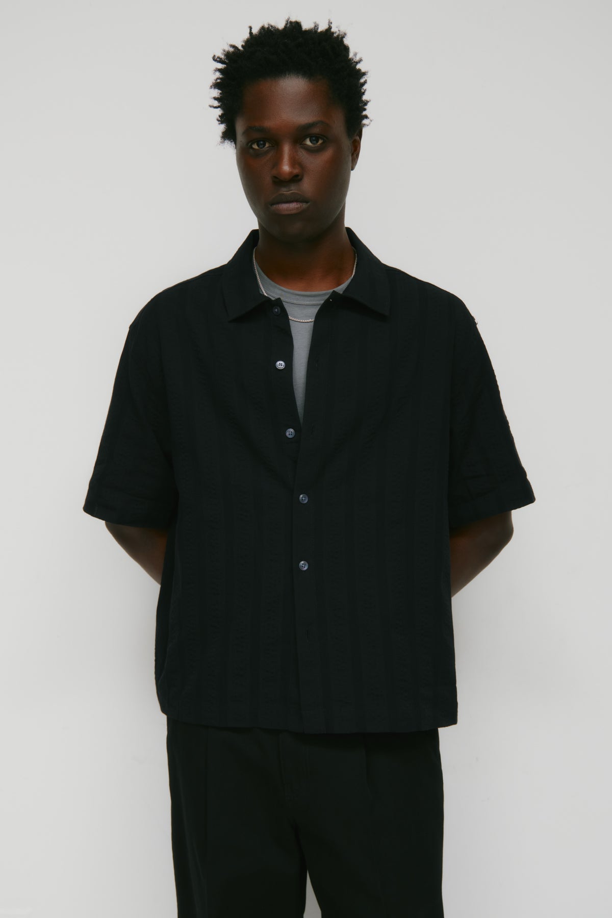 Model 6'0.5" and is wearing a size M.