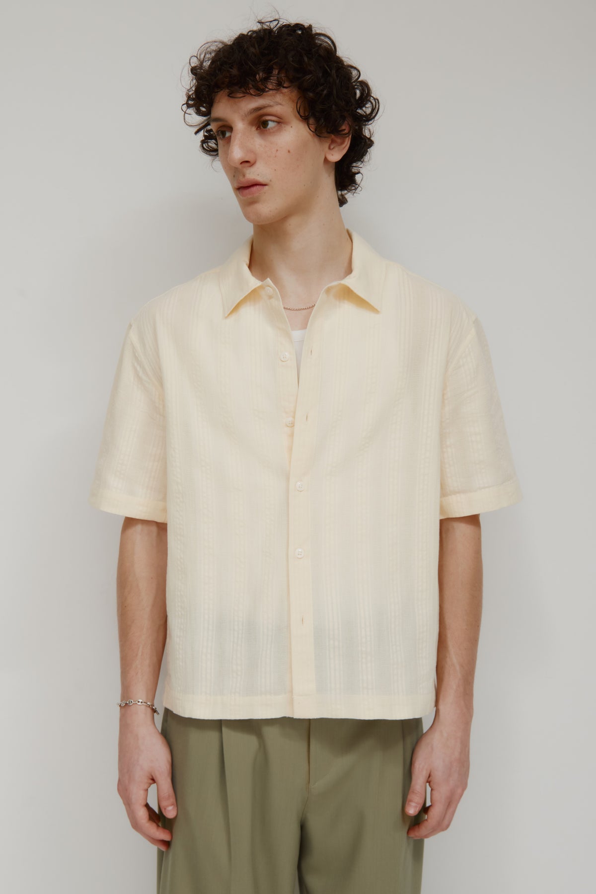 Model 6'0.5" and is wearing a size M.