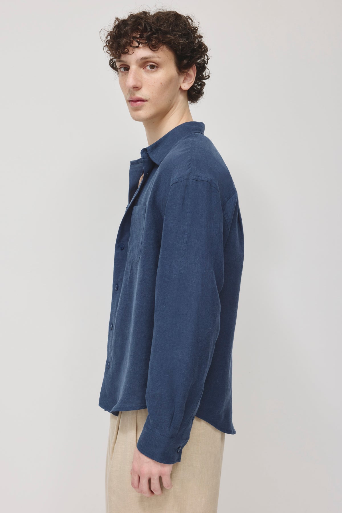 Chemise en lin Sila pour homme en indigo foncé