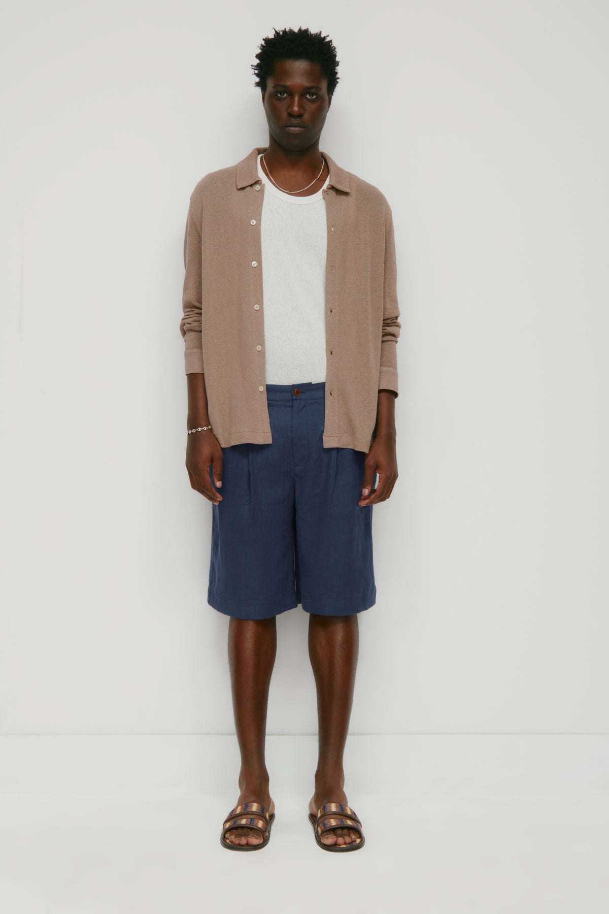 Model is 6'2" and is wearing a size 32.