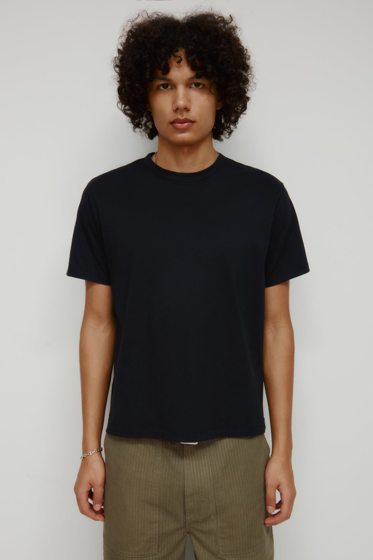 Model 6.2.5" and is wearing a size L.