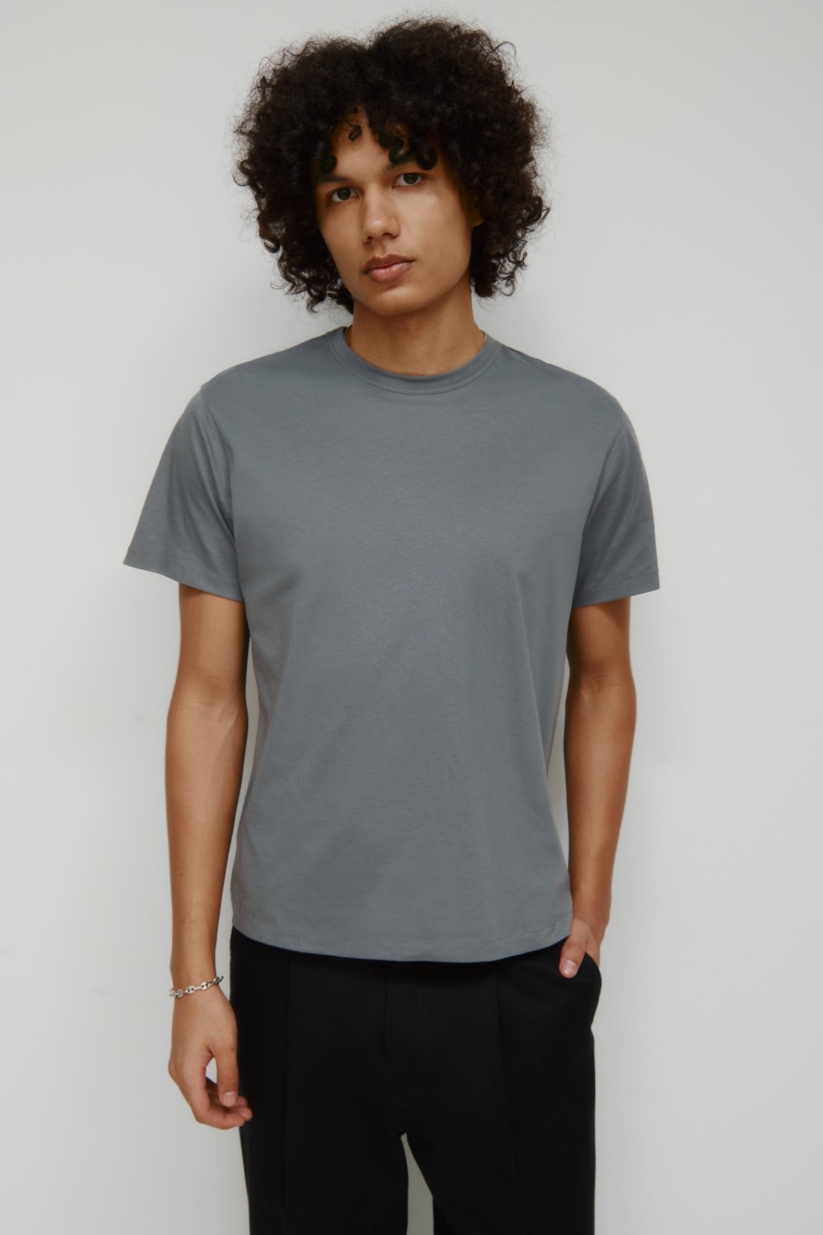 Model 6.2.5" and is wearing a size L.