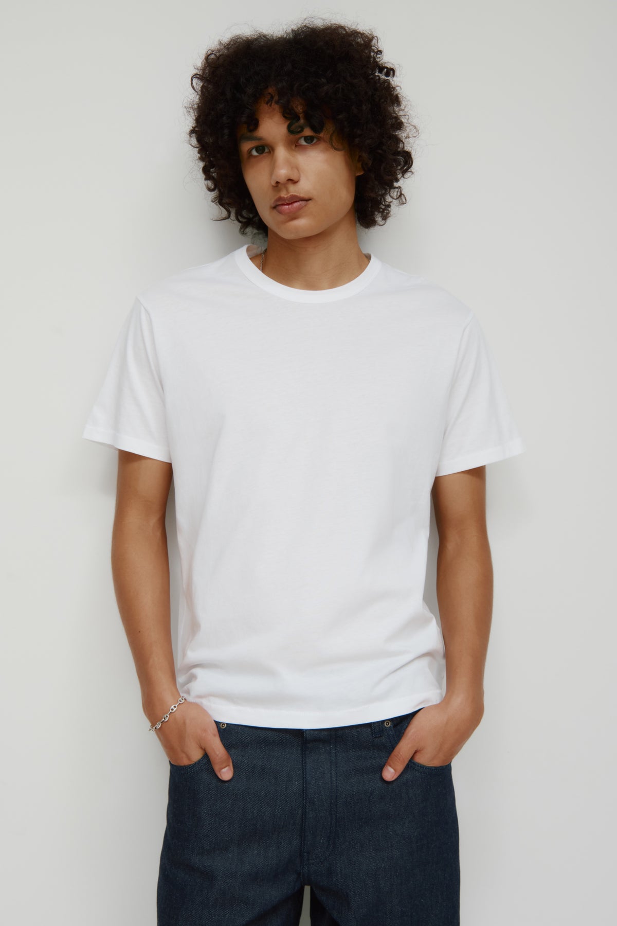 Model 6.2.5" and is wearing a size L.
