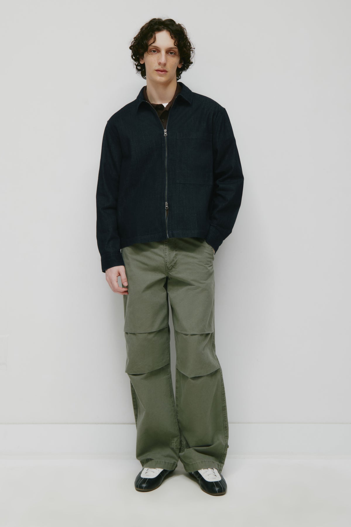 Model is 6’0” and is wearing a size M. 