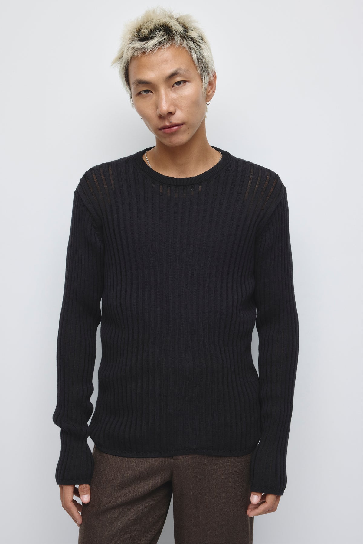 Model is 6’0” and is wearing a size M.