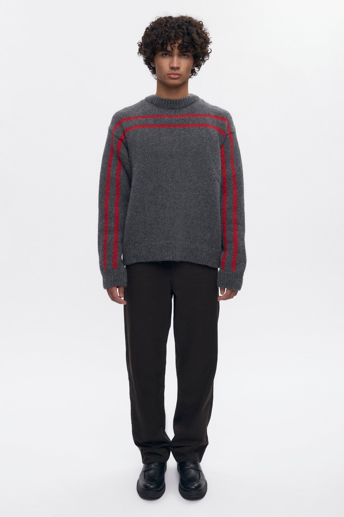 Pull à col rond Ali pour homme en charcoal/Rouge vif