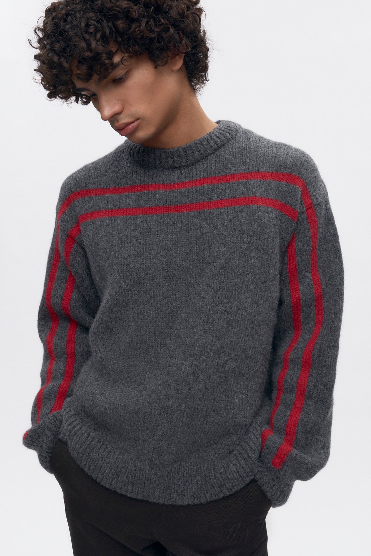 Pull à col rond Ali pour homme en charcoal/Rouge vif
