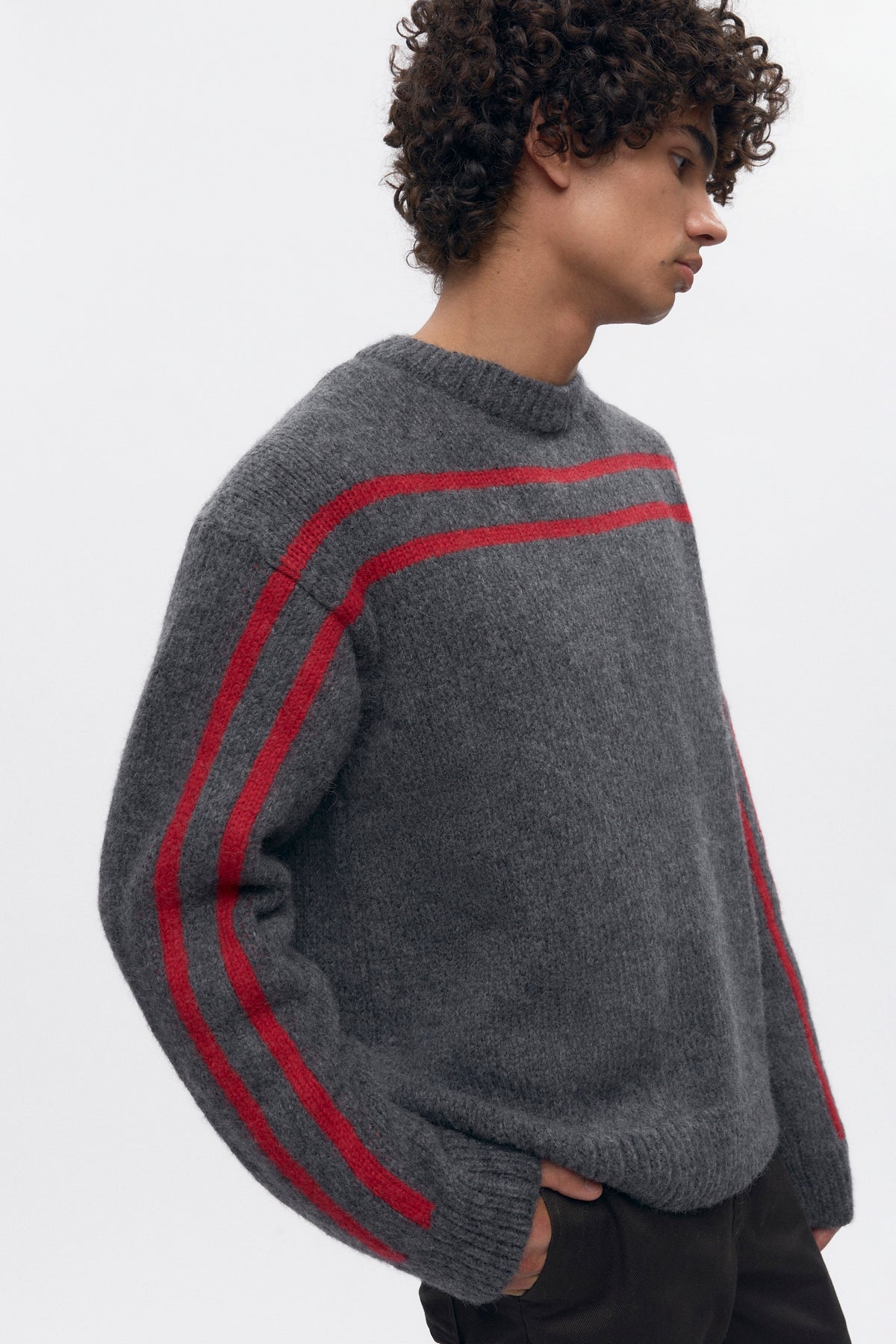 Pull à col rond Ali pour homme en charcoal/Rouge vif