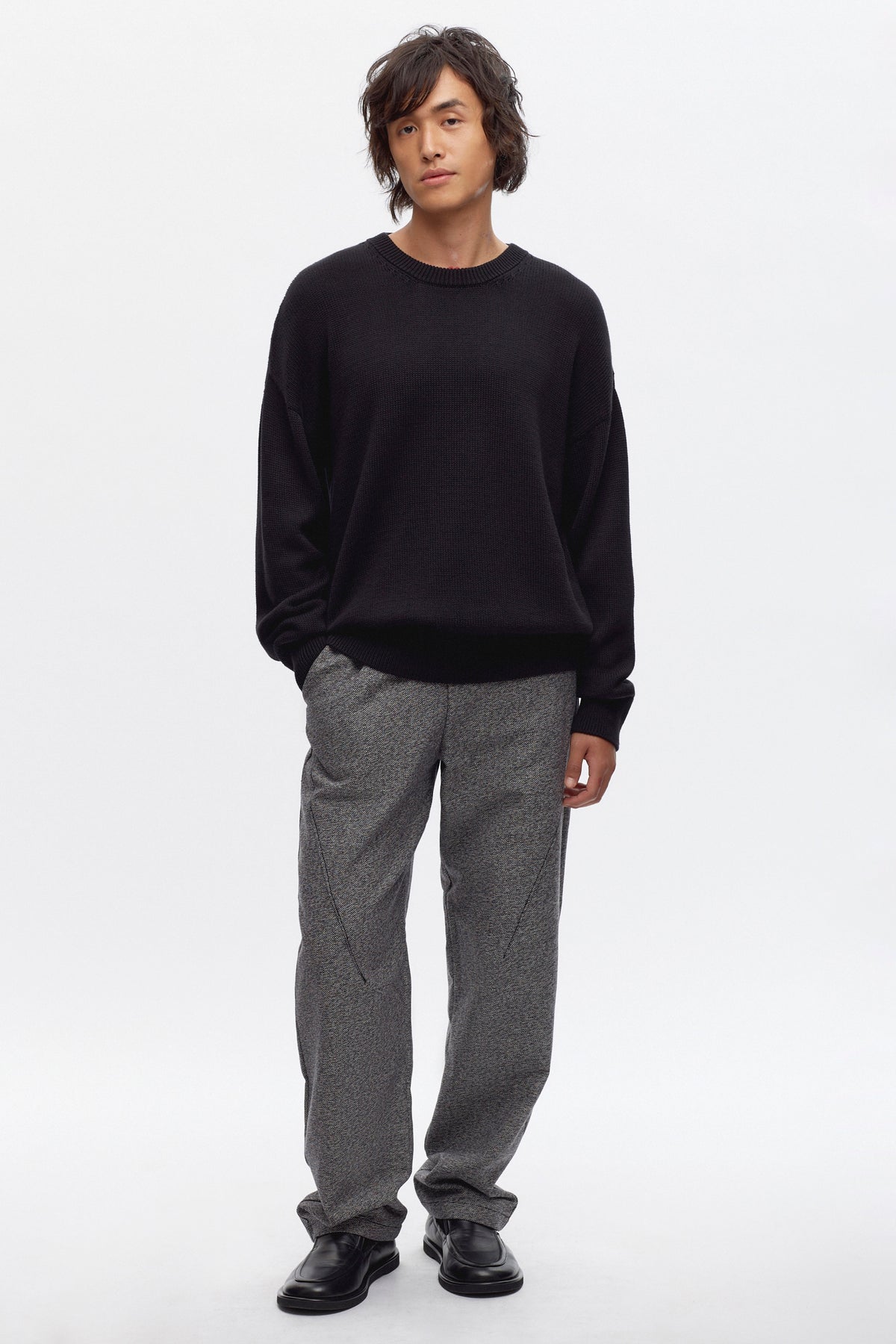 Tashi is 6'0, a regular M and is wearing a M.