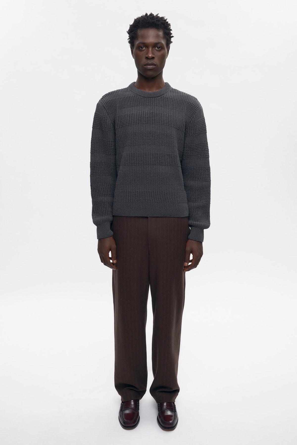 Pull à col rond et mailles quadrillées pour homme en charcoal Melange