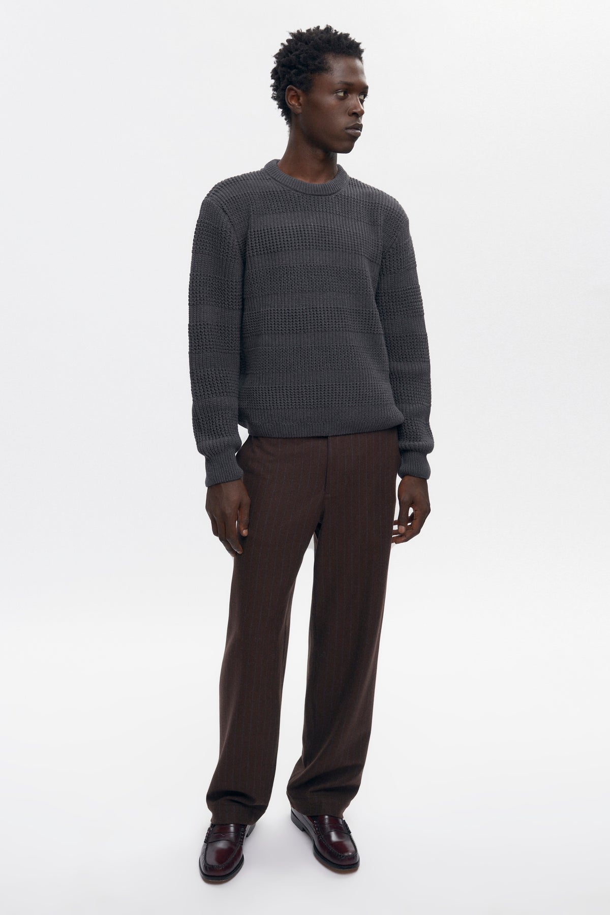 Pull à col rond et mailles quadrillées pour homme en charcoal Melange