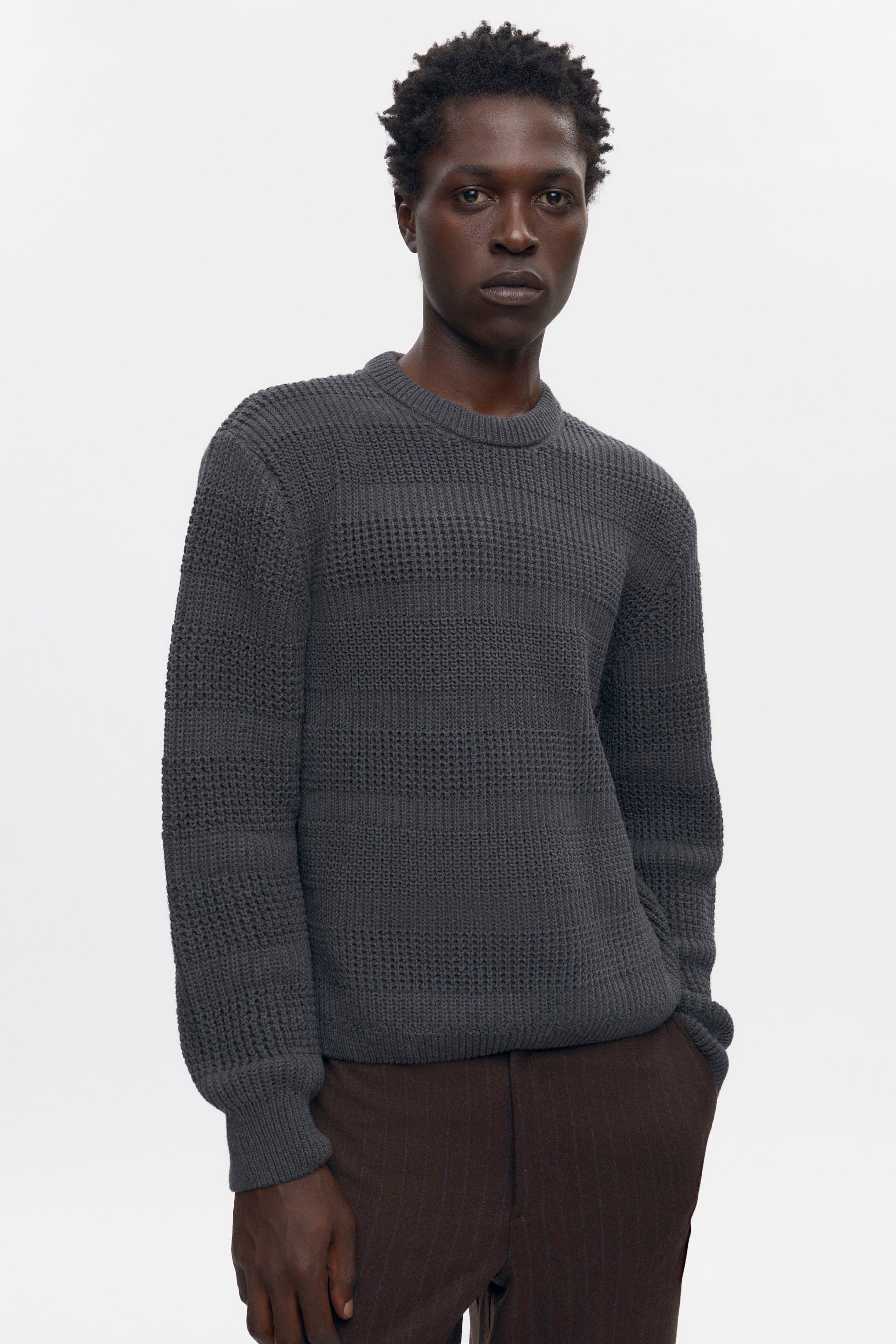 Pull à col rond et mailles quadrillées pour homme en charcoal Melange