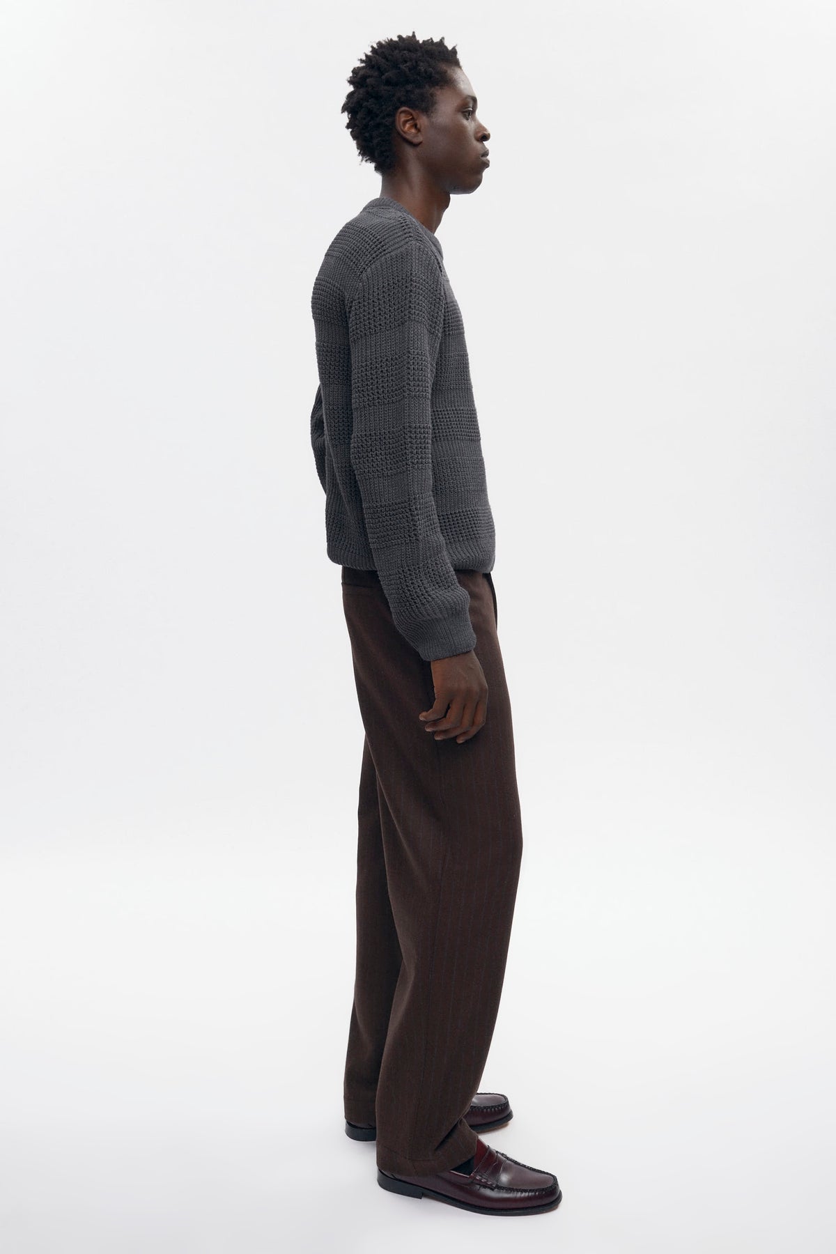 Pull à col rond et mailles quadrillées pour homme en charcoal Melange