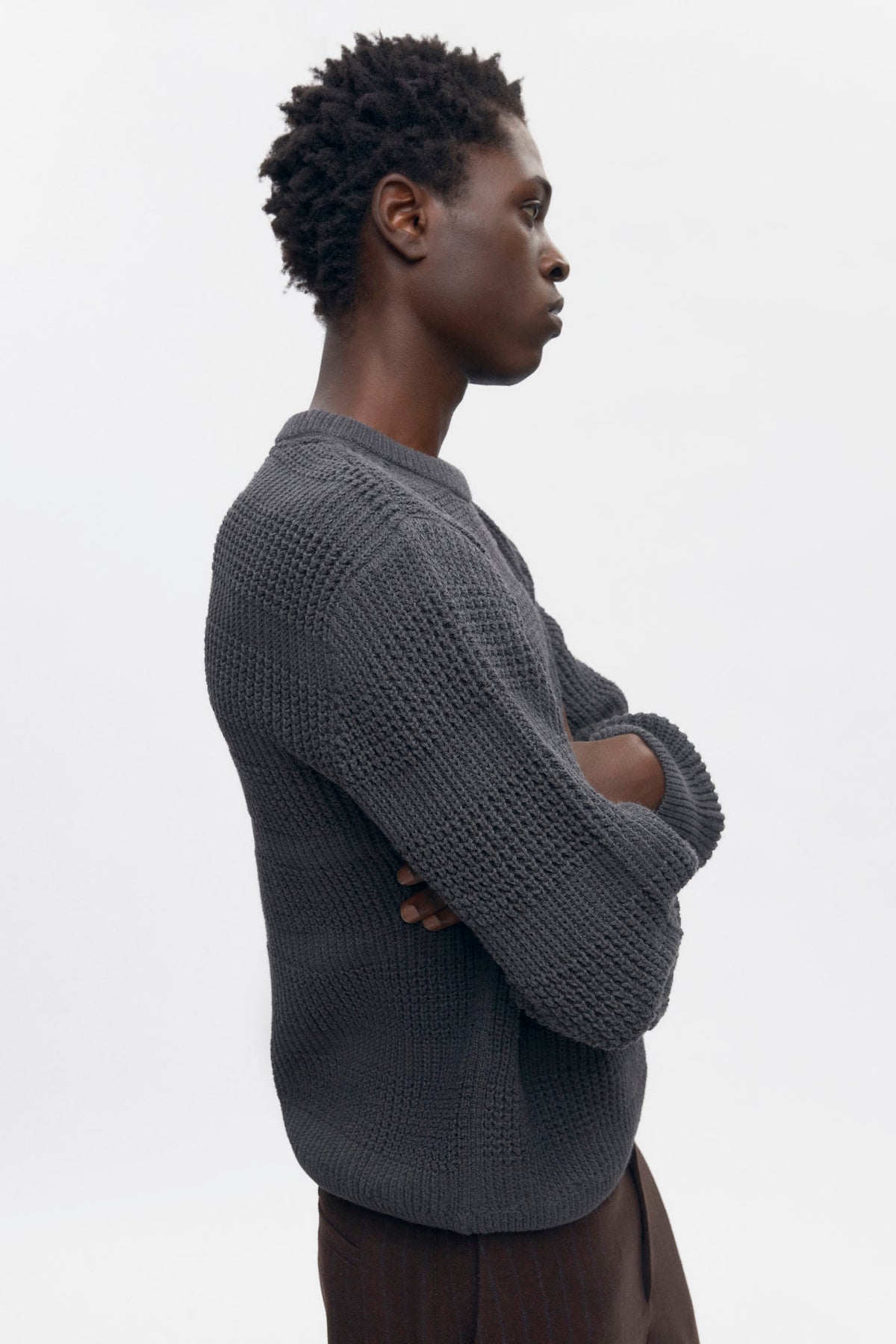 Pull à col rond et mailles quadrillées pour homme en charcoal Melange