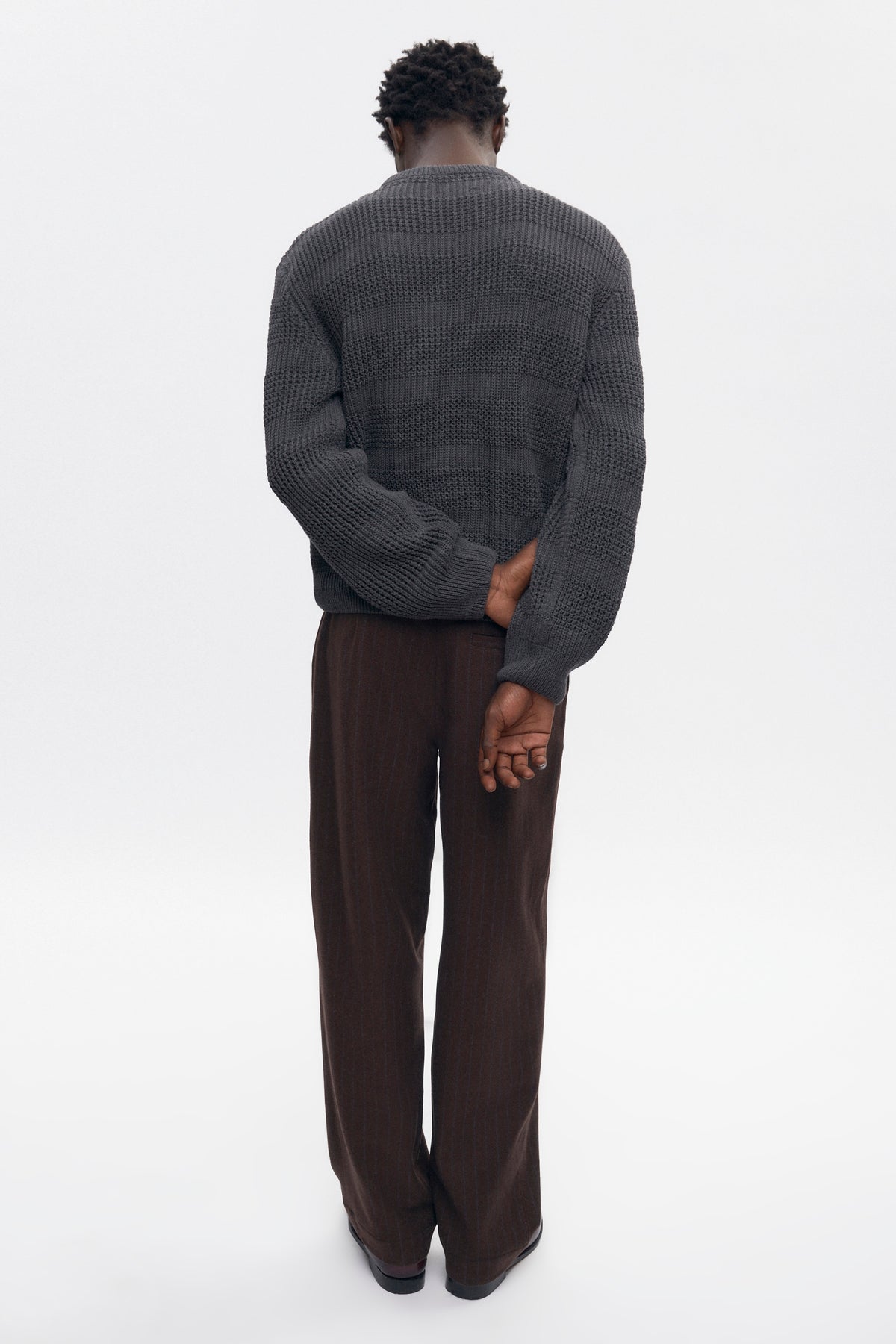 Pull à col rond et mailles quadrillées pour homme en charcoal Melange