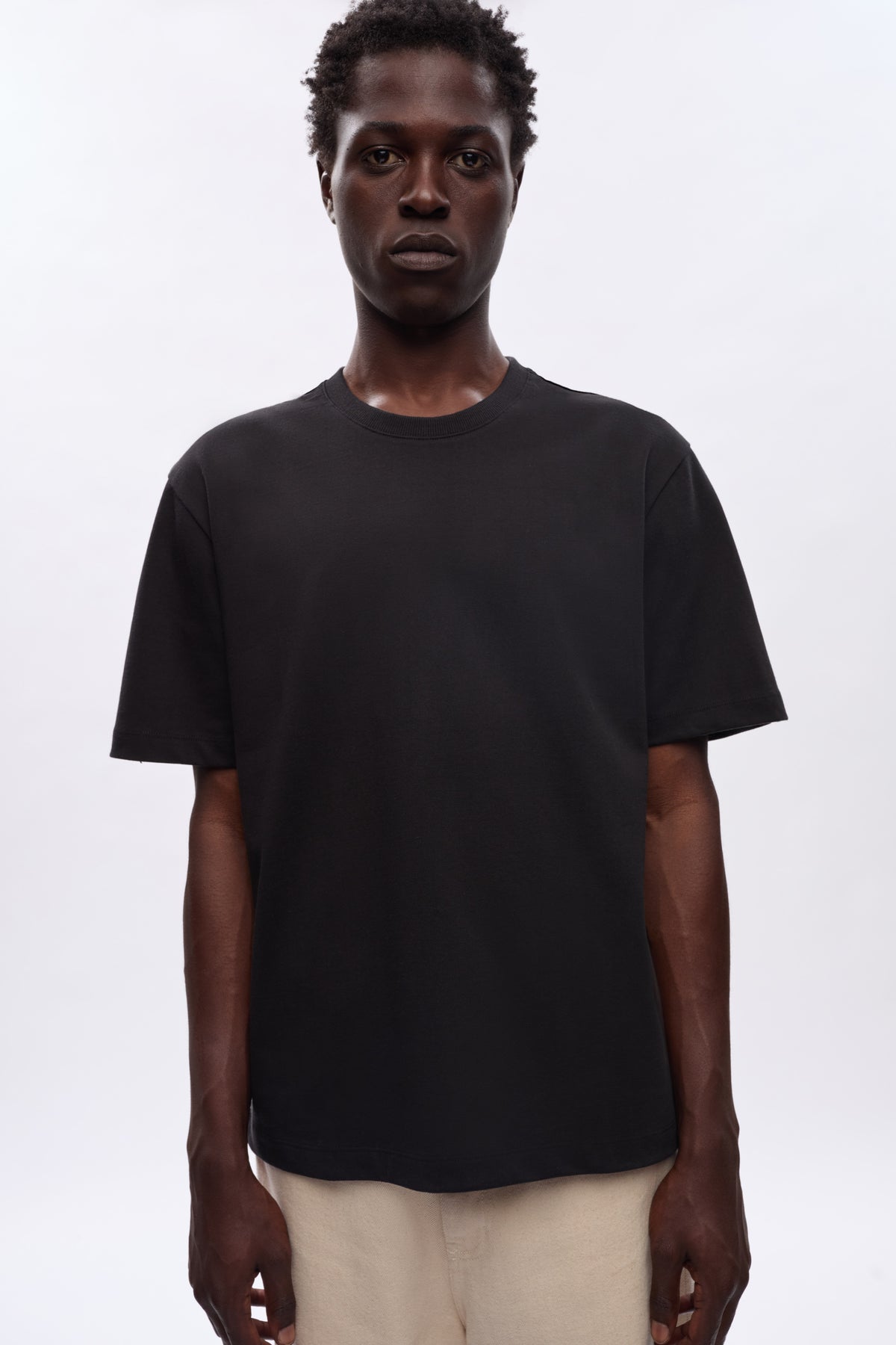 Jonathan is 6’2, a regular L and is wearing an L.
