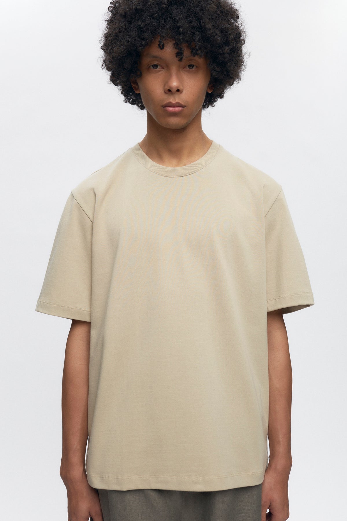 Cameron is 6ft, a regular size M, and wearing size M.