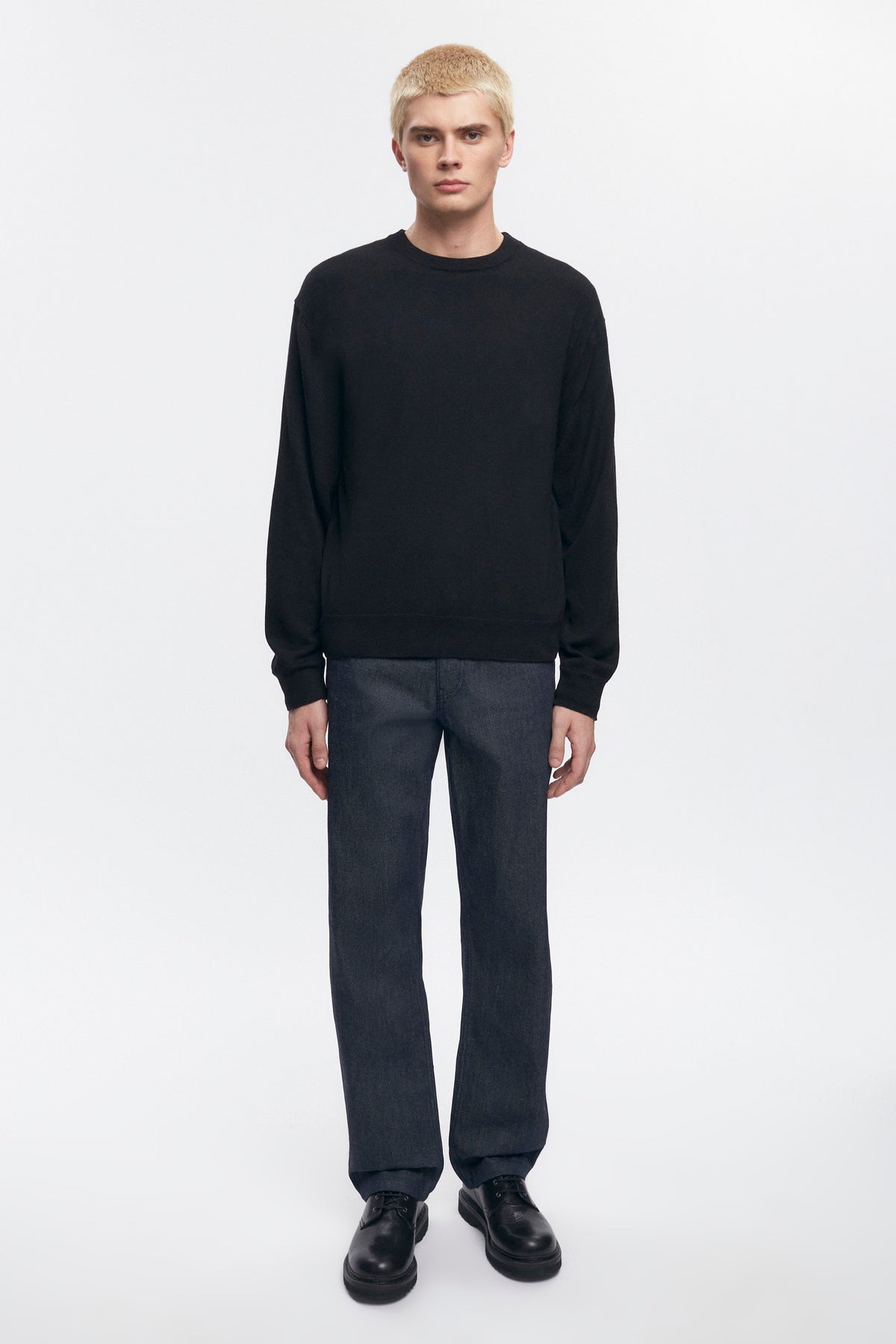 Pull à col rond en laine mérinos fine pour homme en noir
